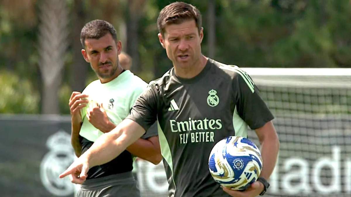 Xabi Alonso y Dani Ceballos, durante un entrenamiento con el Real Madrid. Xabi Alonso y Dani Ceballos, durante un entrenamiento con el Real Madrid.