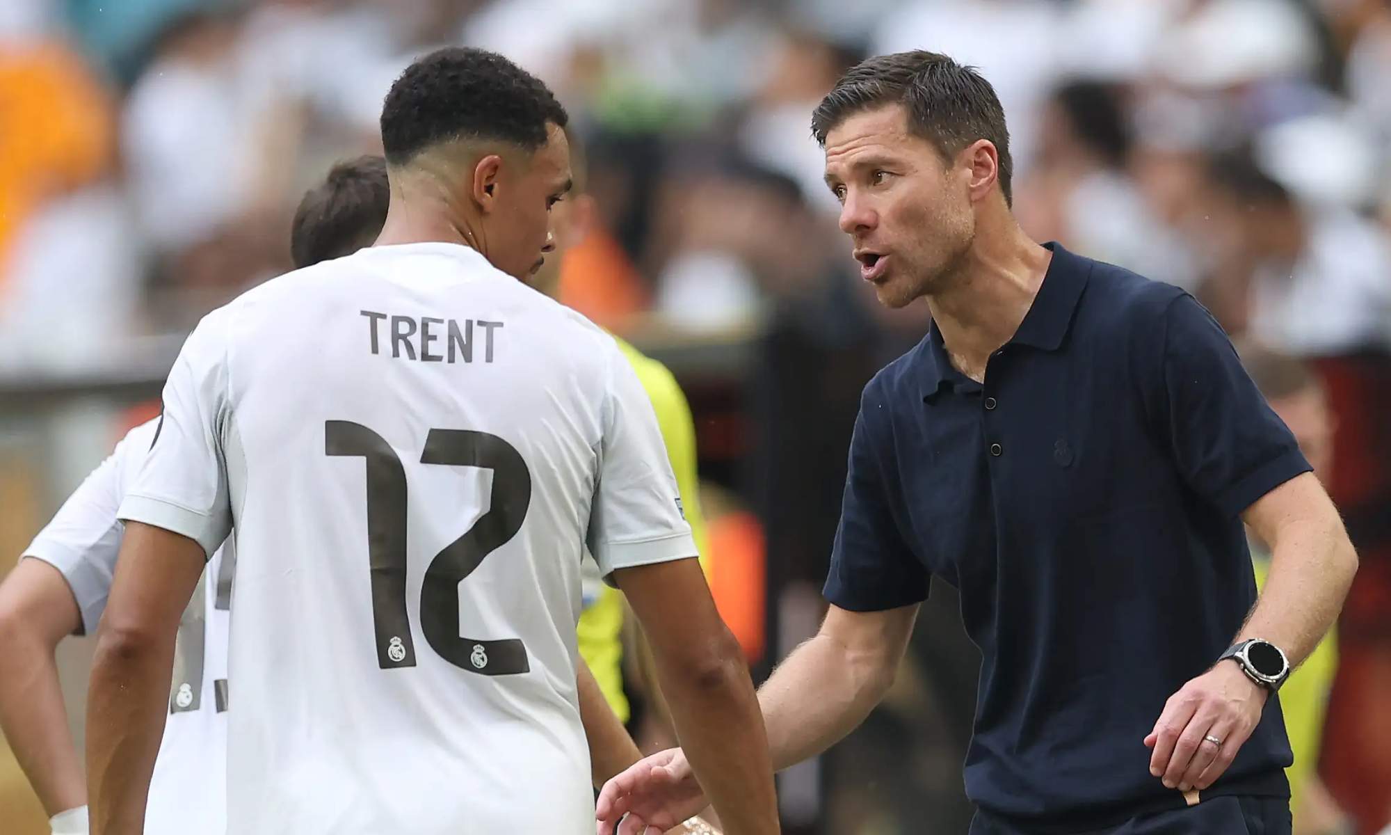 Xabi Alonso y Trent Alexander-Arnold, charlando durante un partido del Real Madrid.