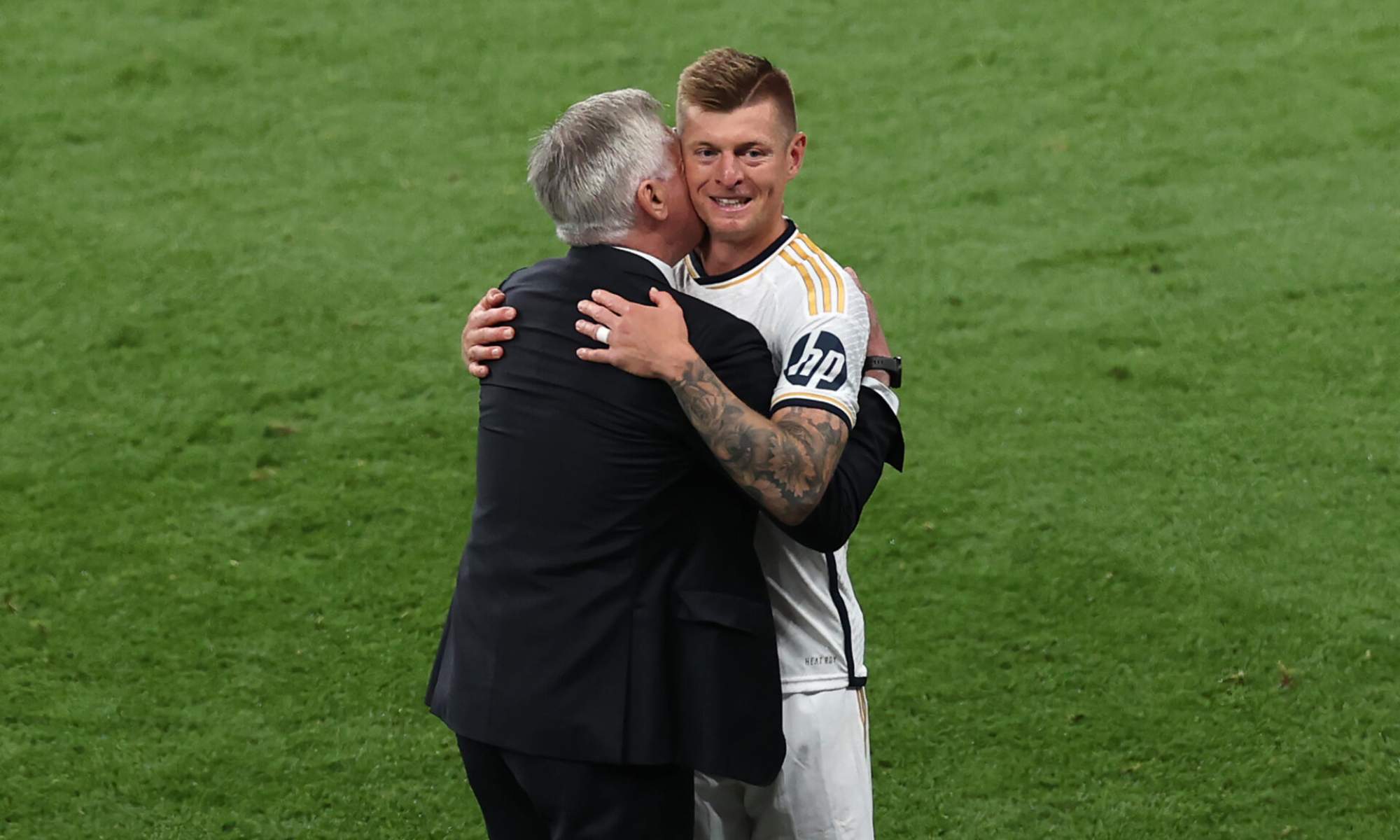 Carlo Ancelotti y Toni Kroos, durante un partido del Real Madrid.