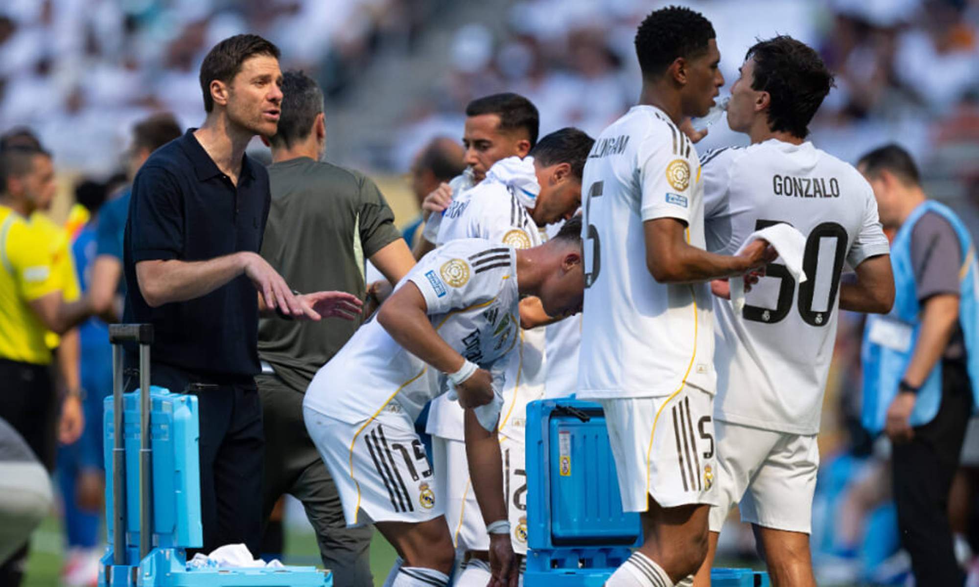 Xabi Alonso dando indicaciones a jugadores del Real Madrid en el Mundial de Clubes.