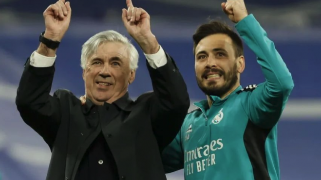 Carlo Ancelotti y su hijo Davide tras un partido