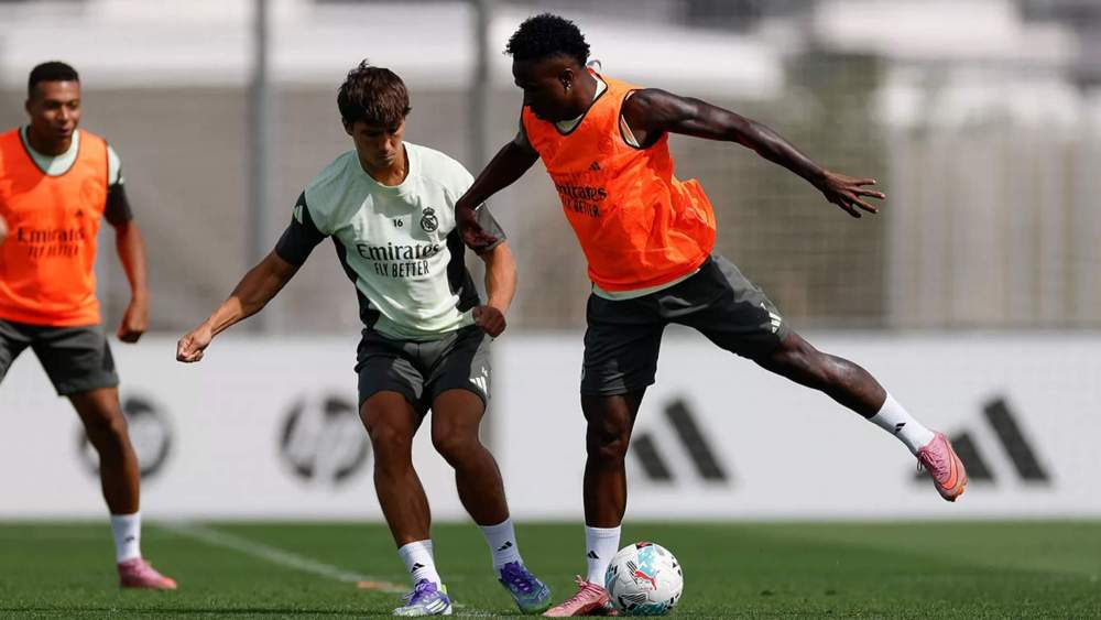 El Real Madrid se ejercitó este viernes en Valdebebas antes del enfrentamiento ante el Mallorca de esta noche.