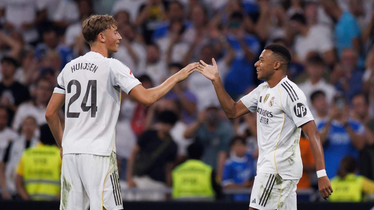 Dean Huijsen y Kylian Mbappé celebrando un gol. Dean Huijsen y Kylian Mbappé celebrando un gol.