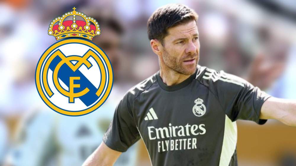 Xabi Alonso impide la salida de un jugador del Real Madrid. Xabi Alonso impide la salida de un jugador del Real Madrid.