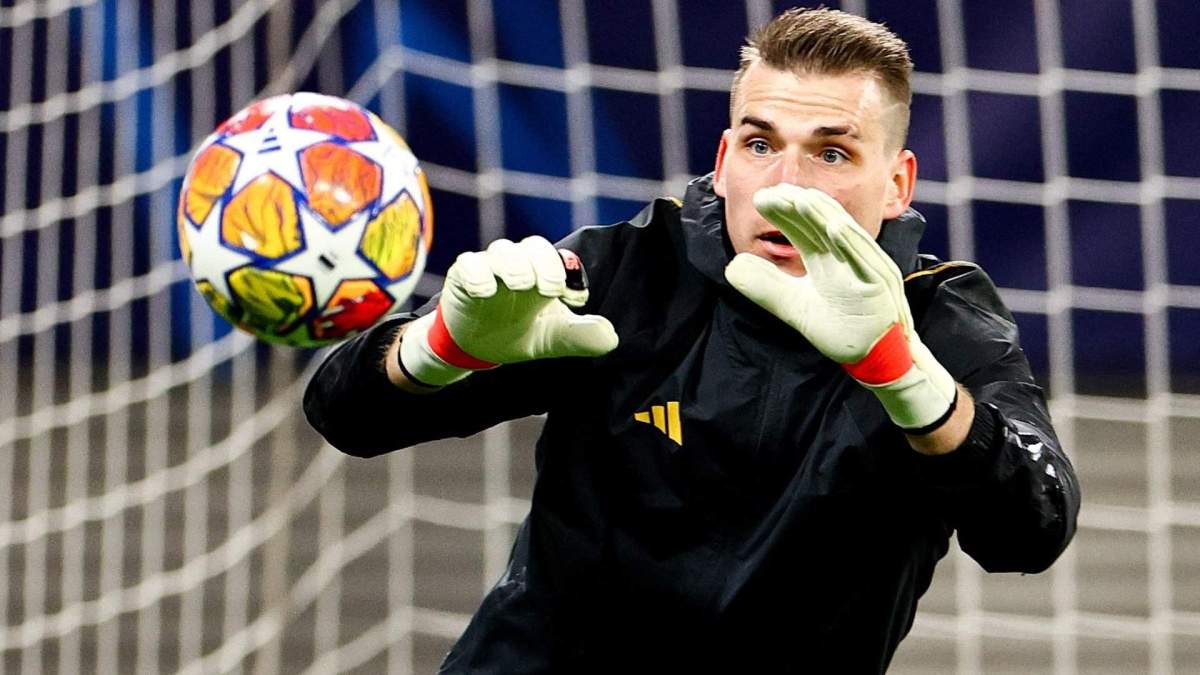 Lunin con el Real Madrid en un partido de Champions League Lunin con el Real Madrid en un partido de Champions League