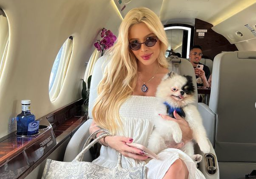 Karoline Lima en el avión de Eder Militao