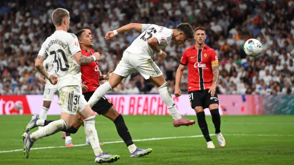 Arda Güler rematando de cabeza ante el Mallorca Arda Güler rematando de cabeza ante el Mallorca