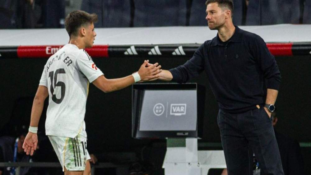 Arda saludando a Xabi tras ser sustituido