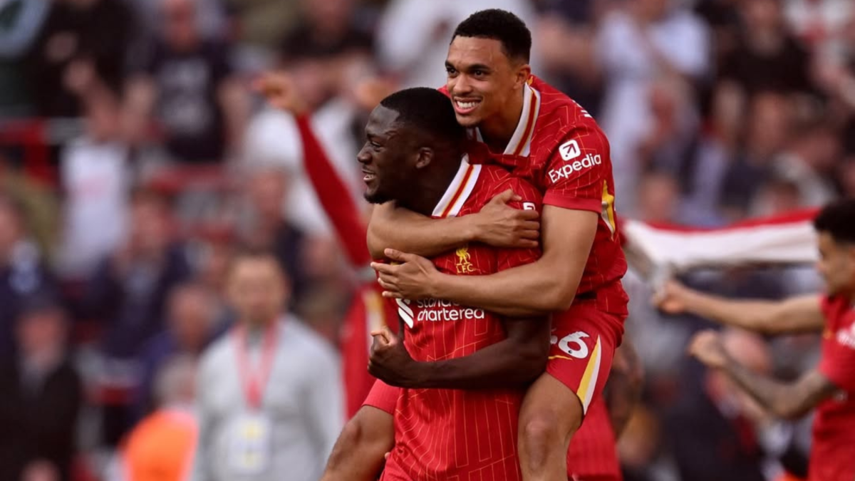 Konaté y Trent Alexander Arnold celebrando un gol del Liverpool