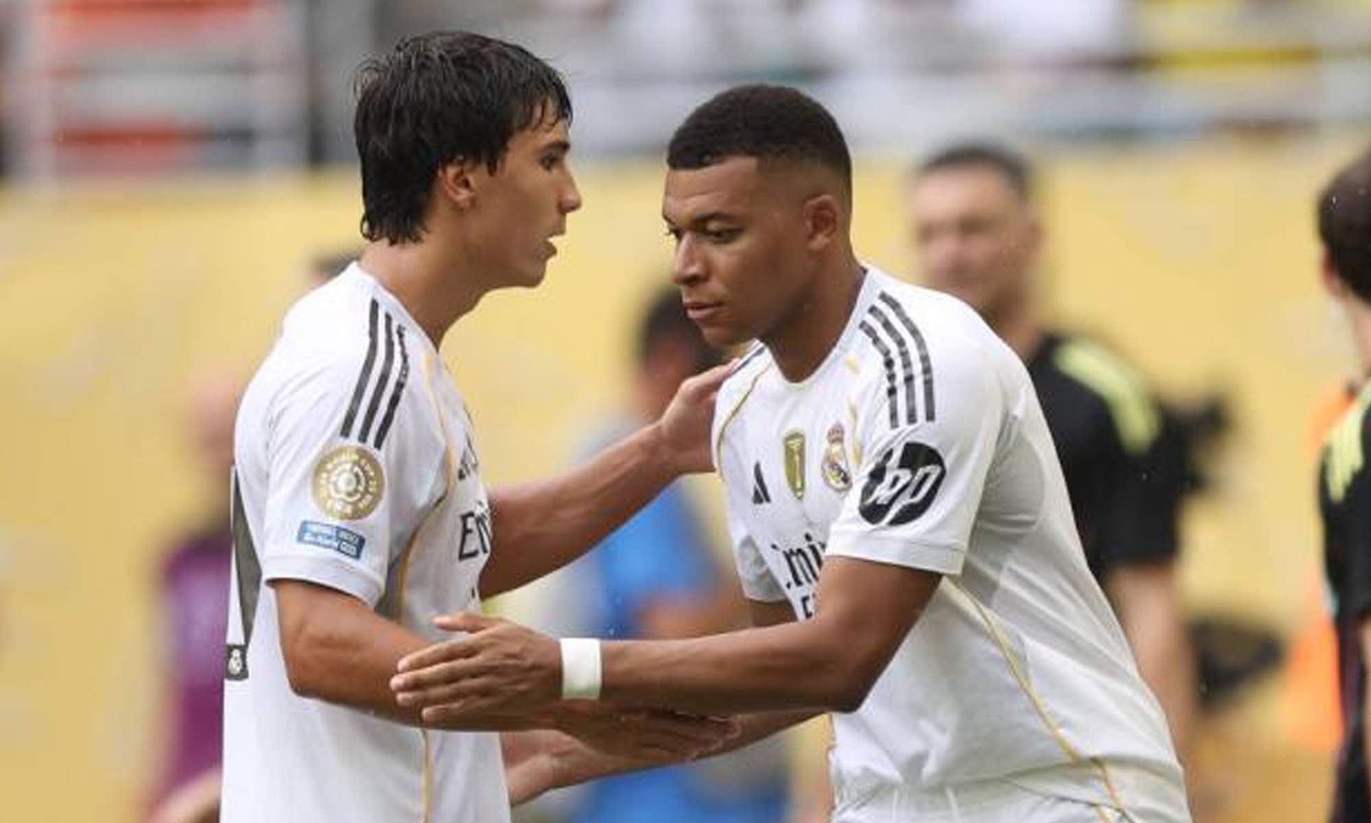 Gonzalo García dando el relevo a Kylian Mbappé en un partido del Real Madrid. 