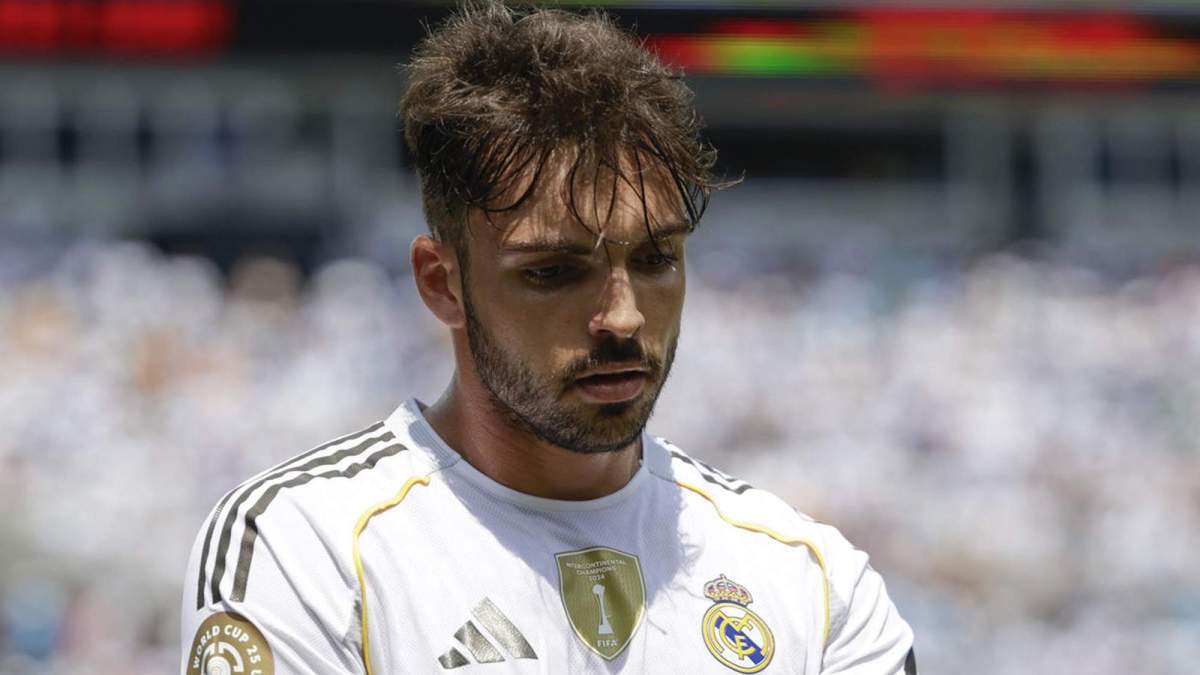 Raúl Asencio jugando un partido con el Real Madrid en el Mundial de Clubes. 