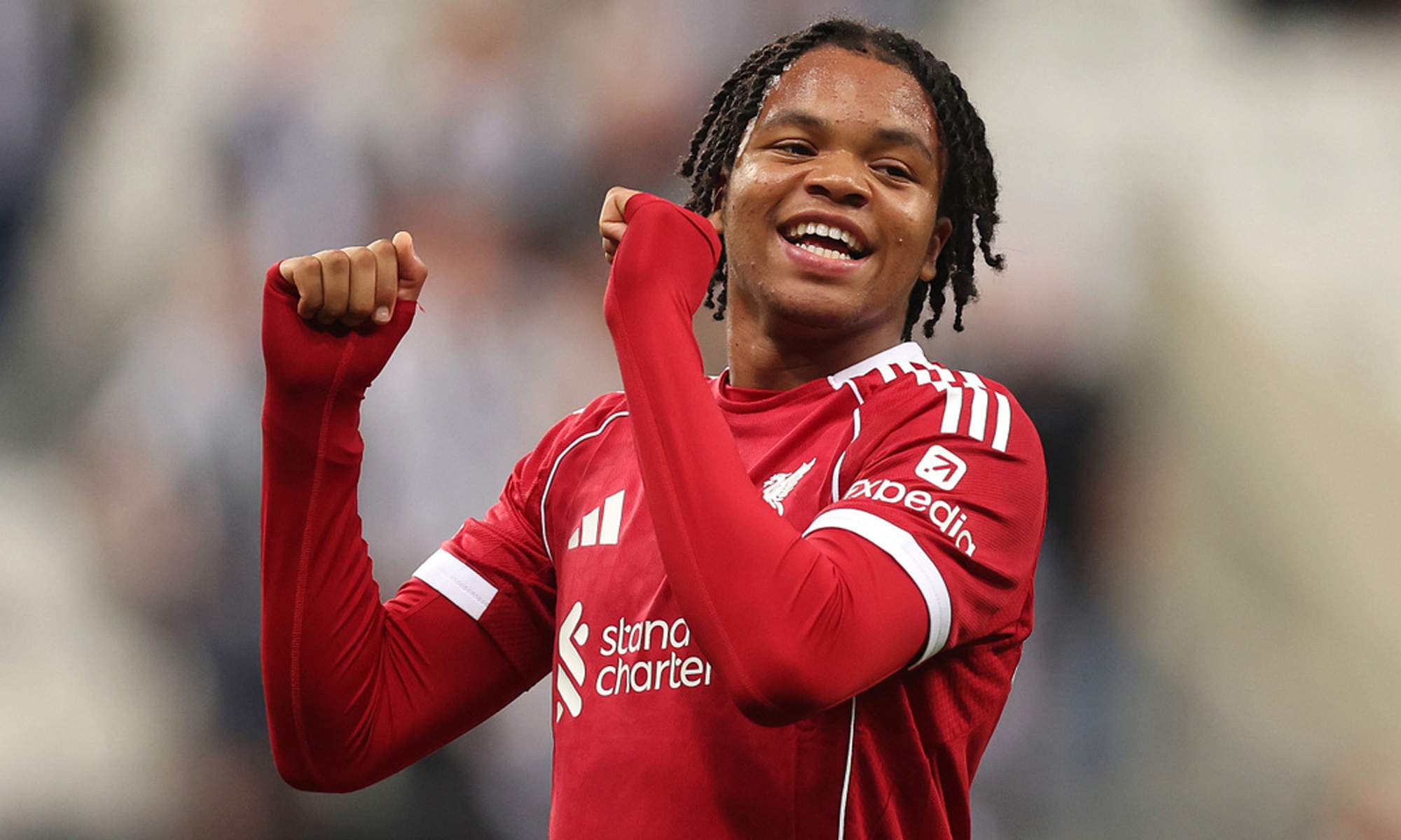 Rio Ngumoha jugando un partido con el Liverpool.