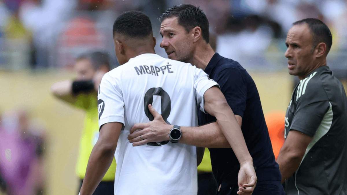 Xabi Alonso dando órdenes a Mbappé Xabi Alonso dando órdenes a Mbappé