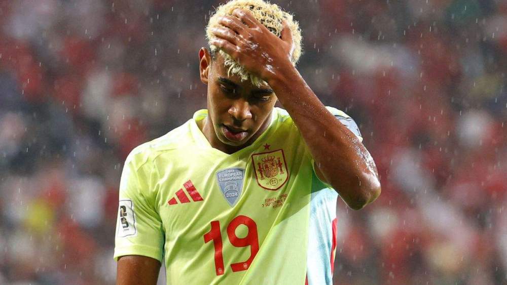 Lamine Yamal jugando un partido con la Selección Española. 