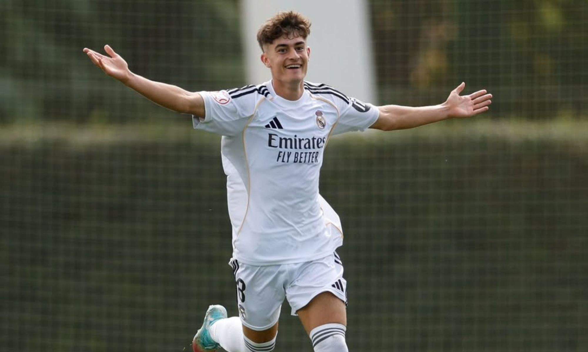 Diego Martínez, celebra el gol desde su campo