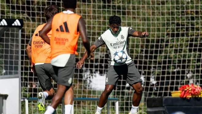 Endrick en el entrenamiento 