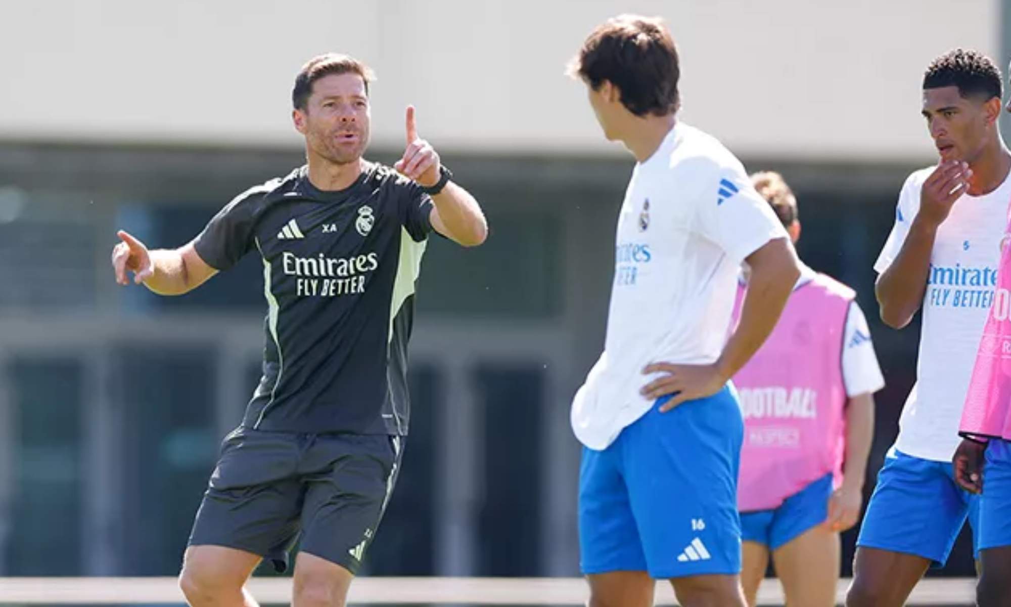 Xabi Alonso, dando indicaciones a sus futbolistas durante el entrenamiento de esta mañana en Valdebebas.