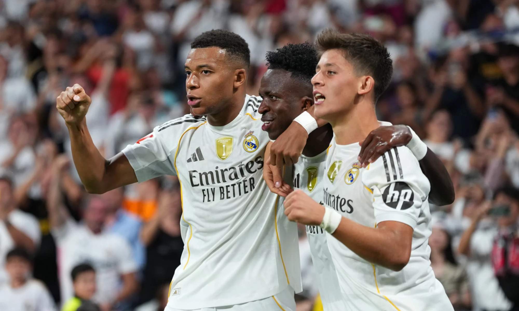 Kylian Mbappé, Vinicius Junior y Arda Güler, celebrando un gol con el Real Madrid durante esta temporada.