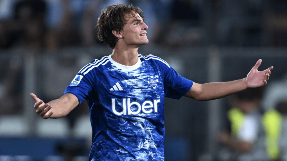 Nico Paz disputando un partido con el Como. 