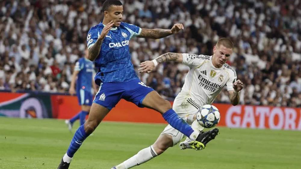 Mason Greenwood, metiendo la pierna para evitar que controle un balón Franco Mastantuono, en el partido entre el Madrid y el Marsella. Mason Greenwood, metiendo la pierna para evitar que controle un balón Franco Mastantuono, en el partido entre el Madrid y el Marsella.