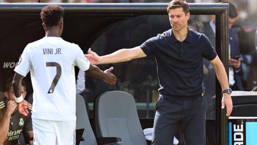Xabi Alonso y Vinicius, chocándose la mano durante un partido del Real Madrid. Xabi Alonso y Vinicius, chocándose la mano durante un partido del Real Madrid.