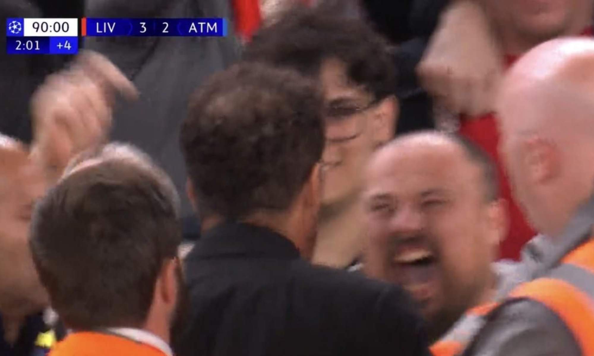 Diego Pablo Simeone acabó expulsado en el partido ante el Liverpool después de tener un encontronazo con un aficionado. Diego Pablo Simeone acabó expulsado en el partido ante el Liverpool después de tener un encontronazo con un aficionado.