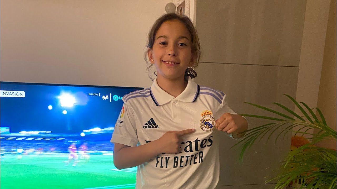 Valeria, con la camiseta del Real Madrid