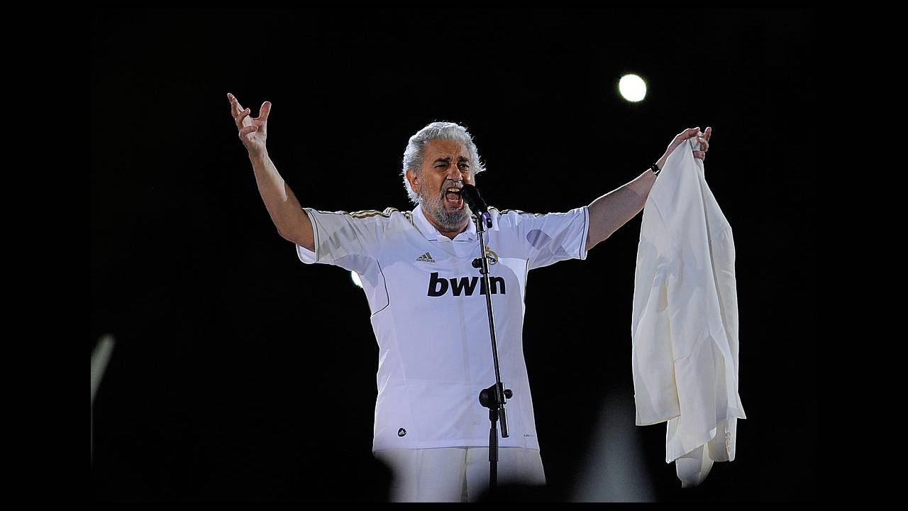 Plácido Domingo cantando el himno madridista