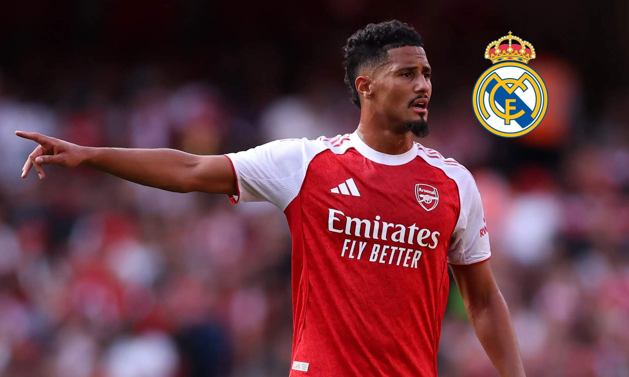 William Saliba jugando con el Arsenal y el escudo del Real Madrid.