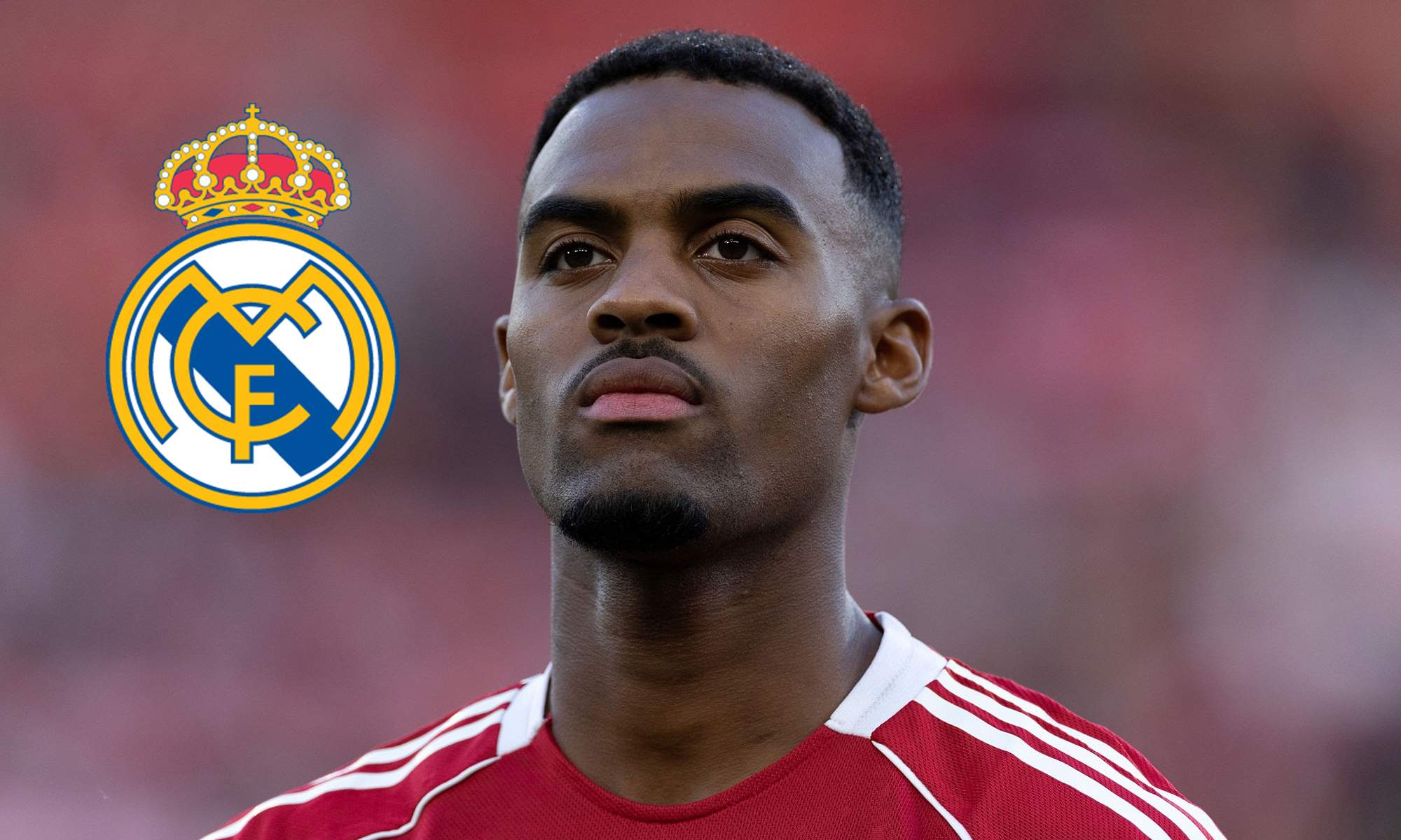 Gravenberch en un partido con el Liverpool y el escudo del Real Madrid. 