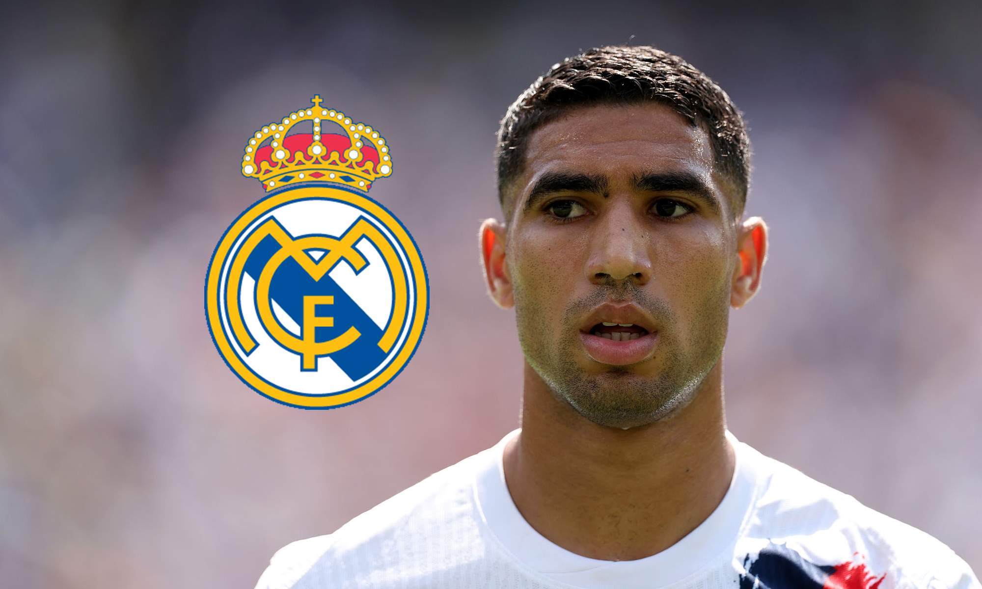 Achraf Hakimi y el escudo del Real Madrid. 