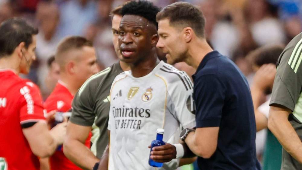 Xabi Alonso, hablando con Vinicius, durante el encuentro del pasado fin de semana entre el Real Madrid y el Espanyol. Xabi Alonso, hablando con Vinicius, durante el encuentro del pasado fin de semana entre el Real Madrid y el Espanyol.