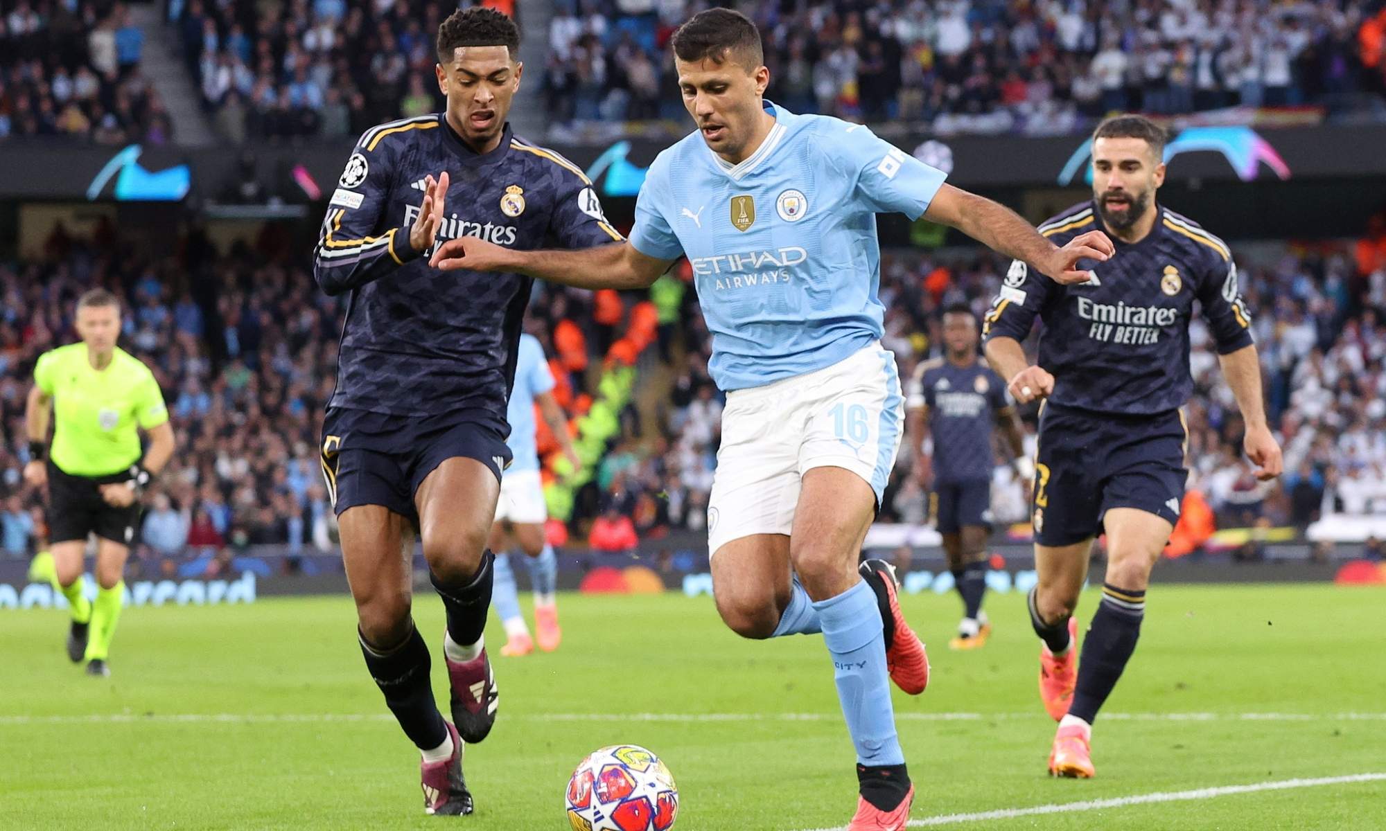 Rodri y Bellingham en un Manchester City - Real Madrid