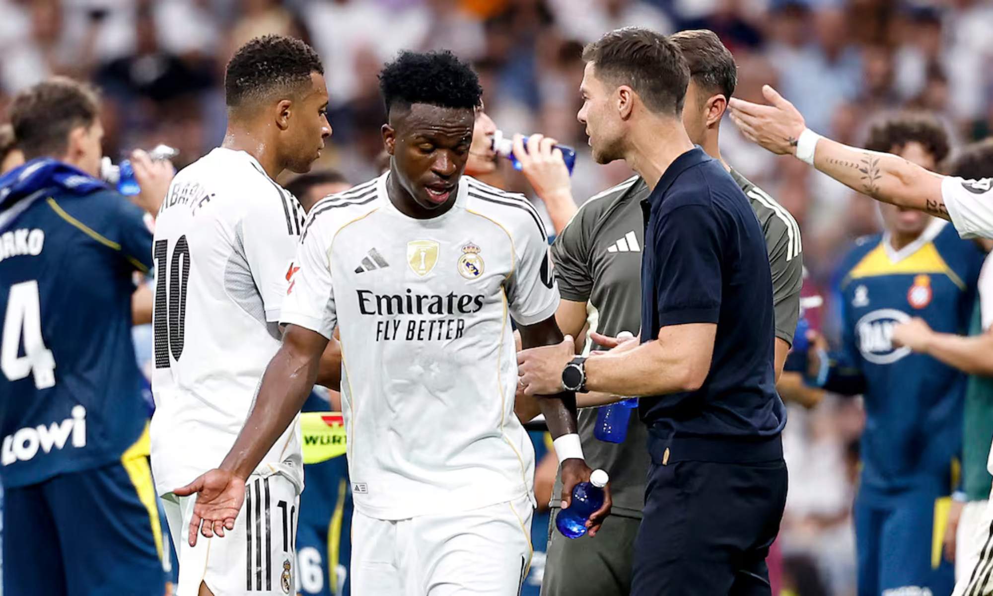 Vinicius Junior, con Xabi Alonso, durante el encuentro ante el Espanyol del pasado fin de semana.