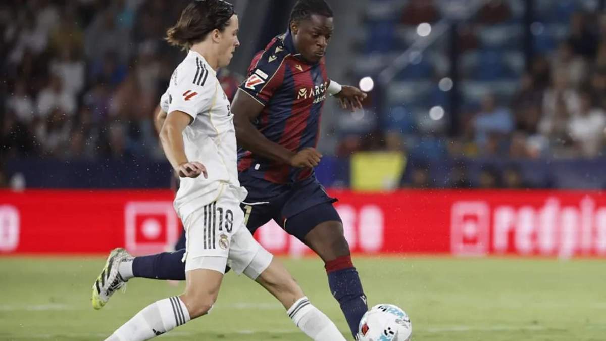Álvaro Carreras durante el partido ante el Levante Álvaro Carreras durante el partido ante el Levante