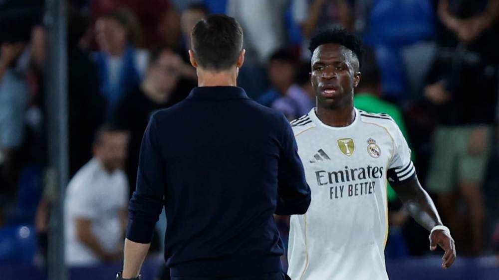 Xabi Alonso, charlando con Vinicius Junior, que acabó de capitán en el partido frente al Levante. Xabi Alonso, charlando con Vinicius Junior, que acabó de capitán en el partido frente al Levante.