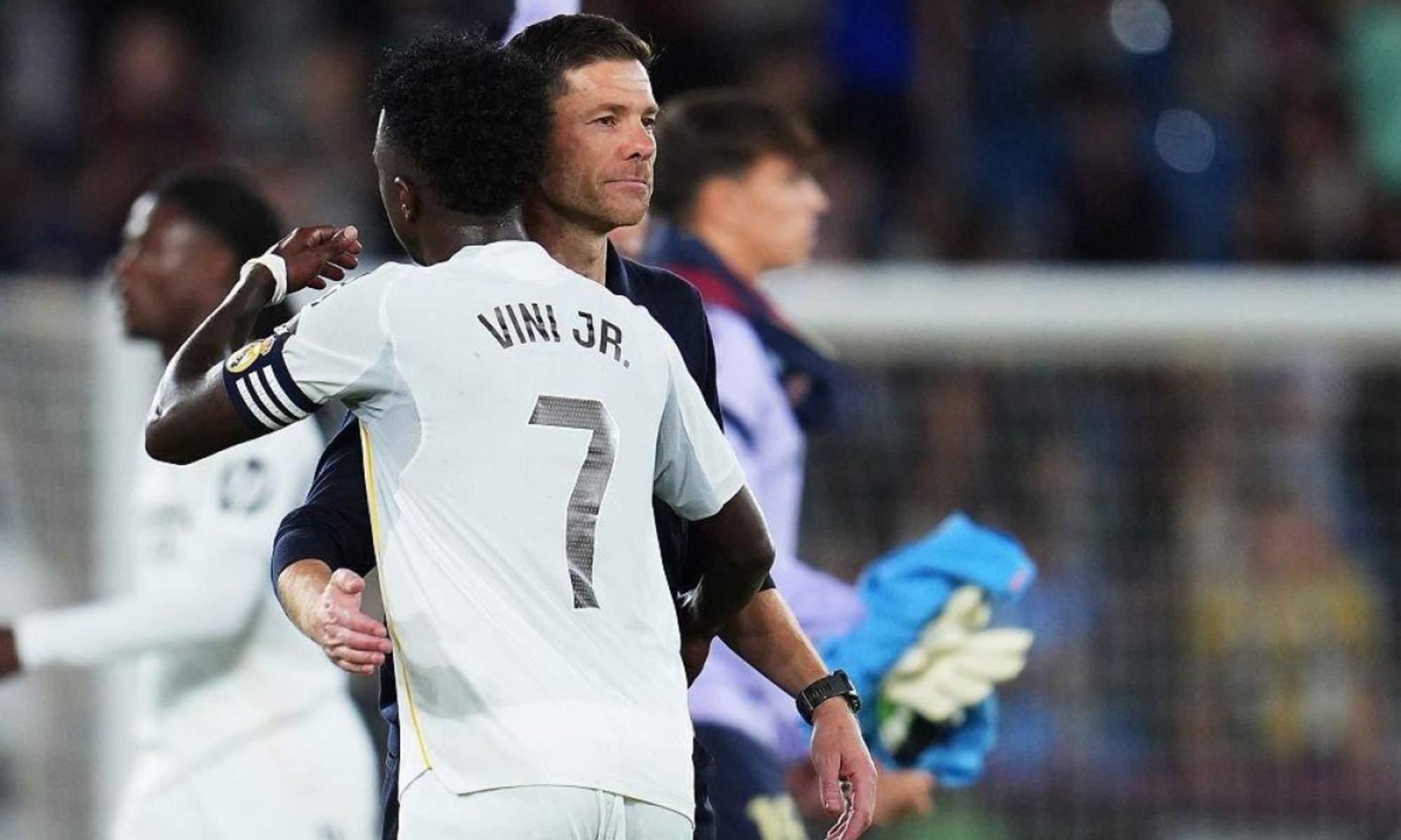 Xabi Alonso y Vinicius Junior se abrazan después del partido de este martes contra el Levante. Xabi Alonso y Vinicius Junior se abrazan después del partido de este martes contra el Levante.