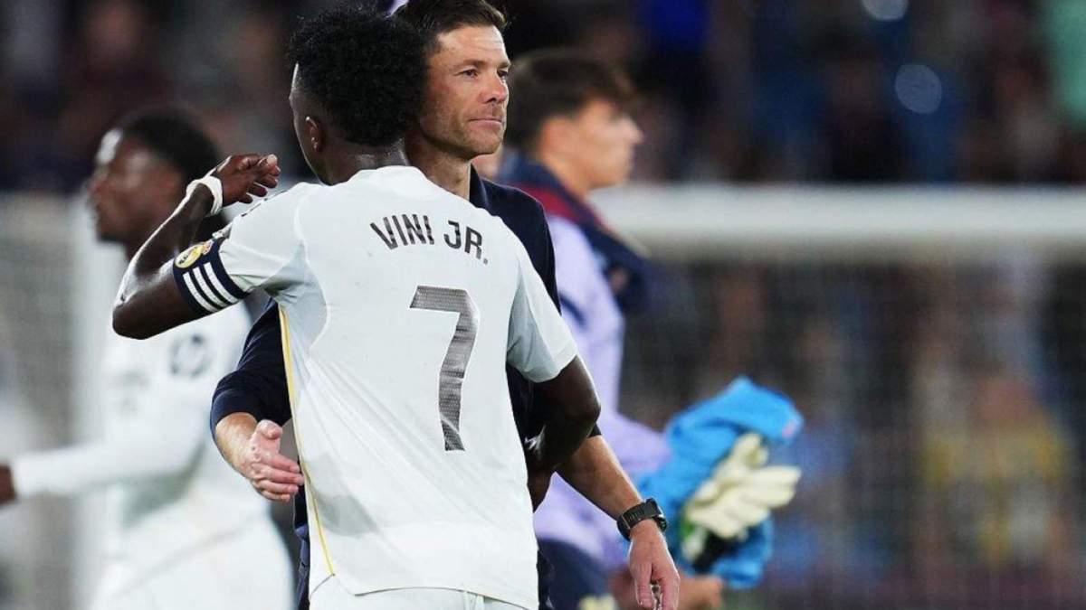 Xabi Alonso y Vinicius Junior se abrazan después del partido de este martes contra el Levante.