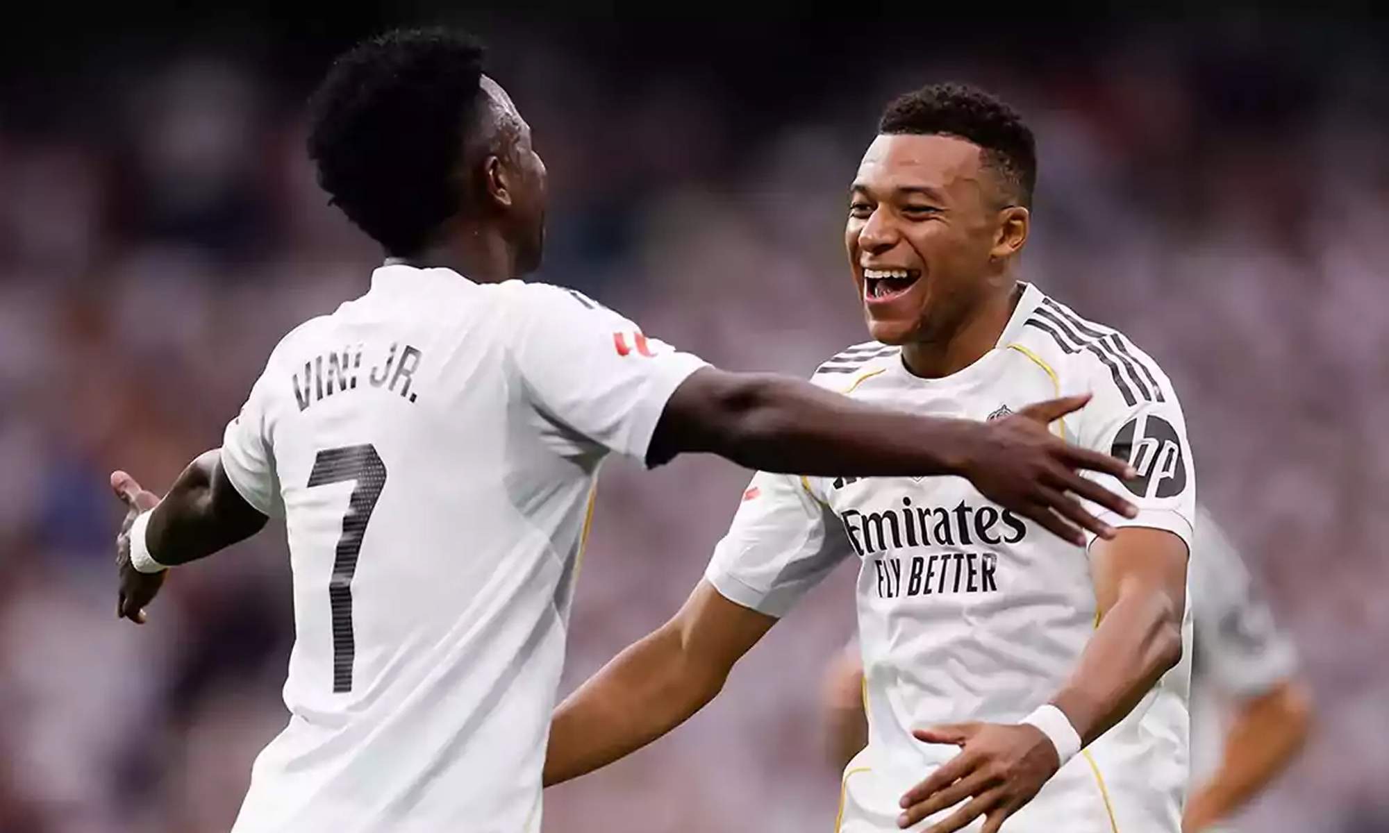 Vinícius Júnior y Kylian Mbappé celebrando un gol. 