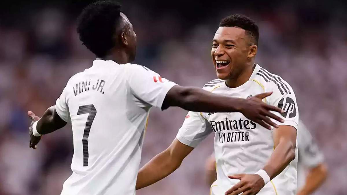 Vinícius Júnior y Kylian Mbappé celebrando un gol. Vinícius Júnior y Kylian Mbappé celebrando un gol.