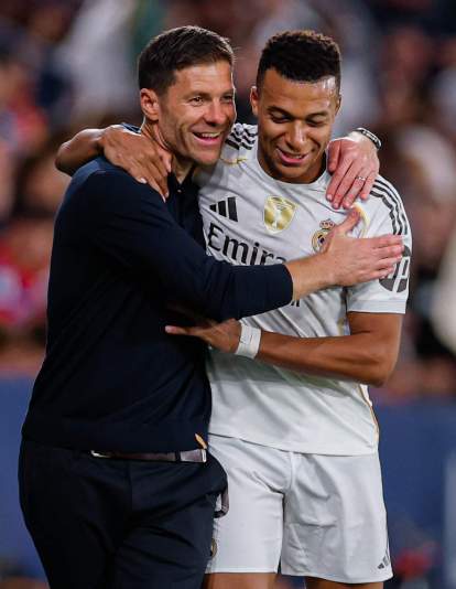 xabi alonso kylian mbappe abrazo