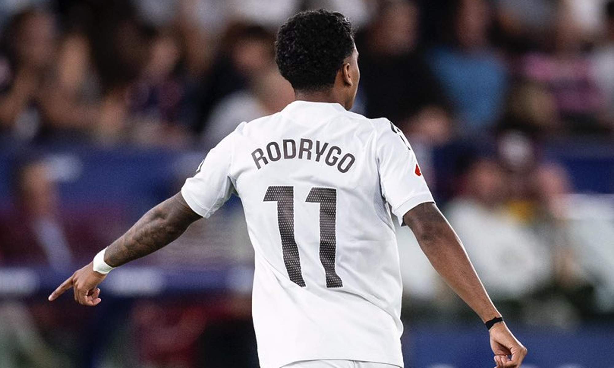 Rodrygo Goes jugando un partido con el Real Madrid.