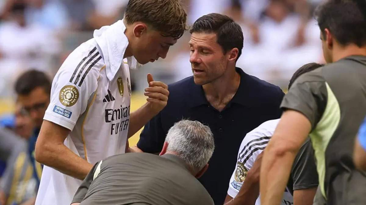 Xabi Alonso y Dean Huijsen durante un partido del Real Madrid en el Mundial de Clubes. Xabi Alonso y Dean Huijsen durante un partido del Real Madrid en el Mundial de Clubes.