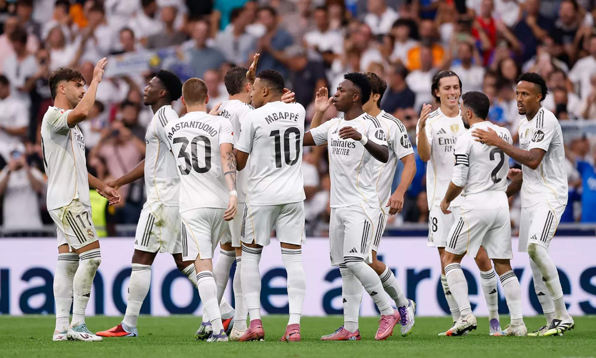 Los jugadores del Real Madrid, celebrando un gol durante un encuentro correspondiente a este temporada.