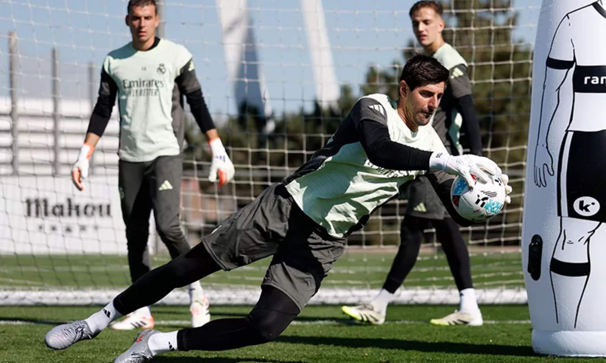 Thibaut Courtois, durante el entrenamiento de este viernes en la Ciudad Deportiva de Valdebebas.