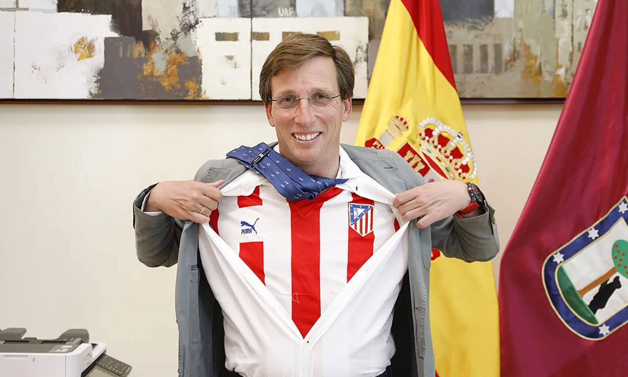 José Luis Martínez-Almeida, alcalde de Madrid, posando con una camiseta del Atlético.