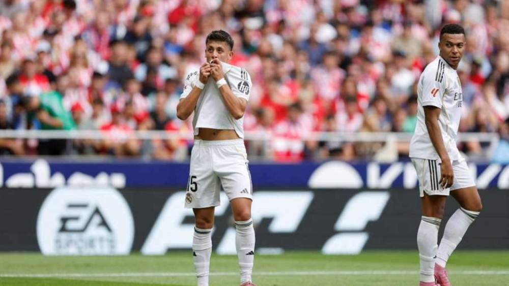 Arda Güler besándose el escudo del Real Madrid en el Metropolitano