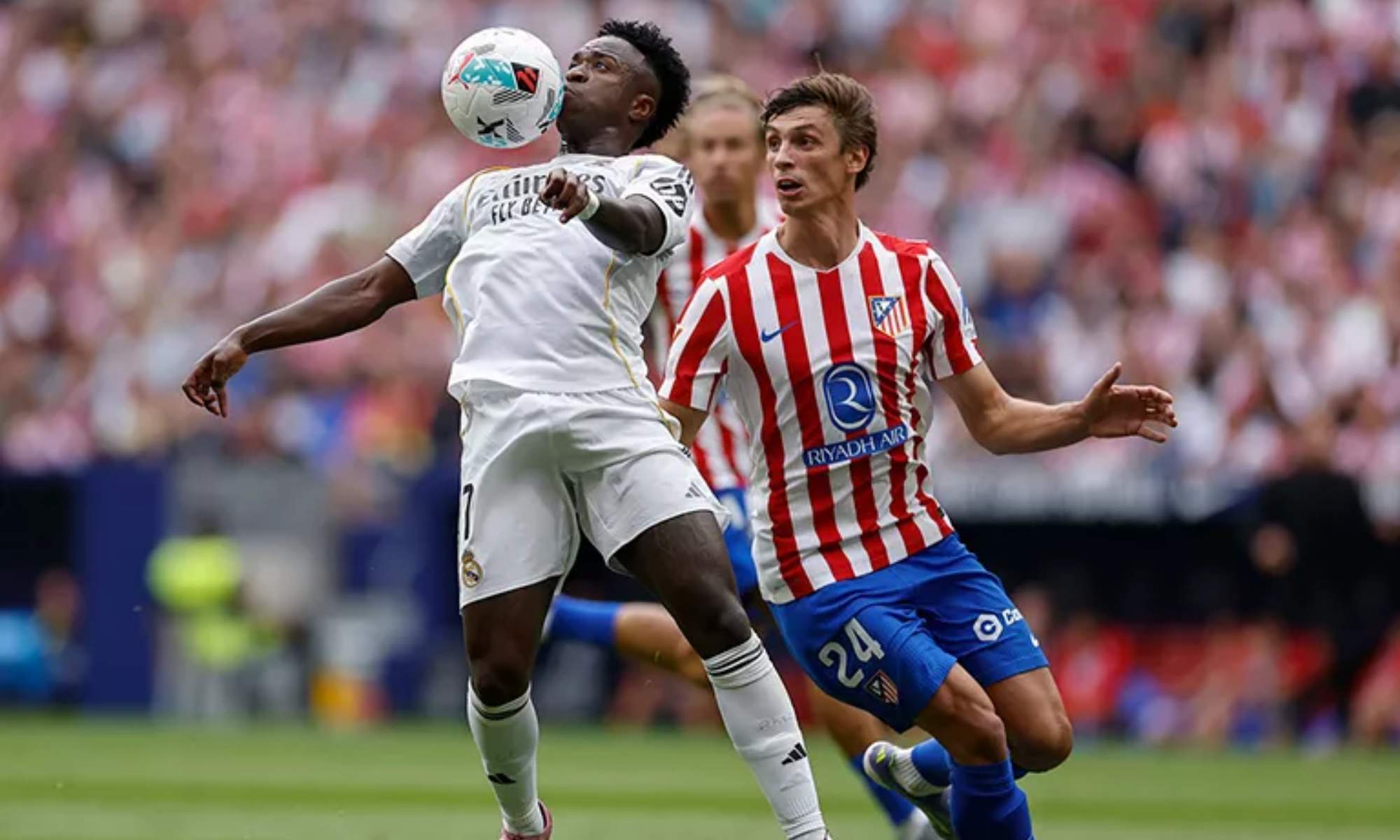 Vinicius Junior, controlando un balón, con Robin Le Normand detrás, durante el partido contra el Atlético de este sábado.