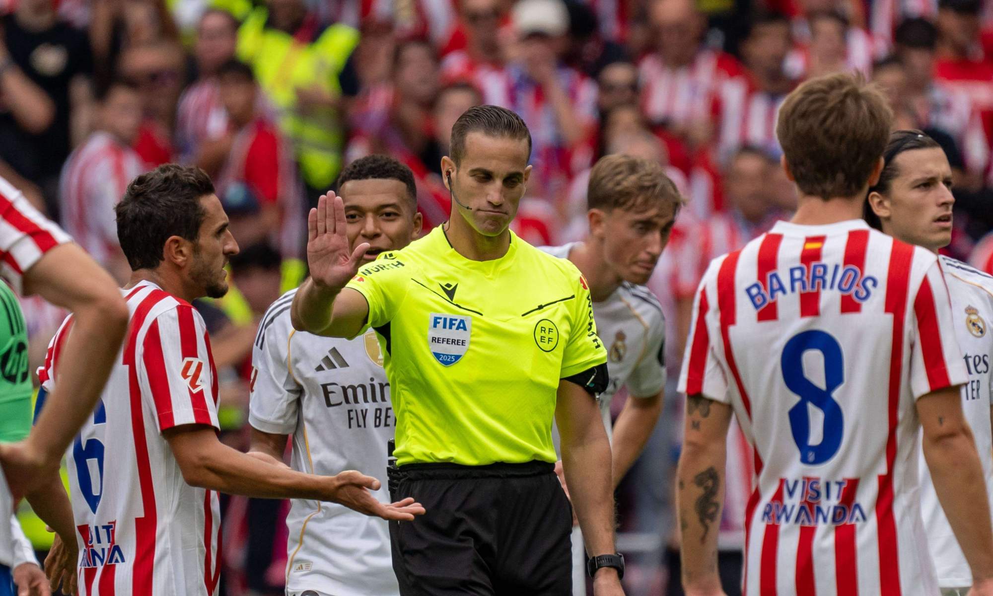 Javier Alberola Rojas, árbitro del derbi, acabó el partido con un claro suspenso.