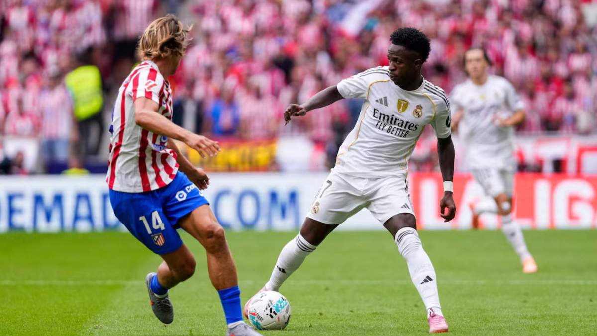 Marcos Llorente pelea un balón con Vinicius Junior en el derbi de este sábado en el Metropolitano. Marcos Llorente pelea un balón con Vinicius Junior en el derbi de este sábado en el Metropolitano.